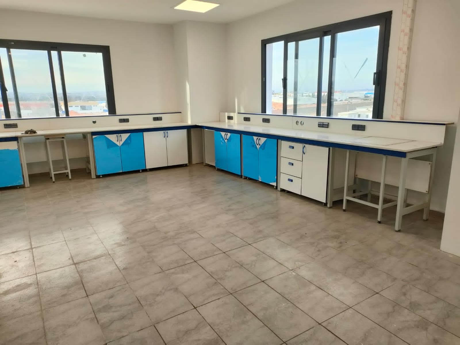 طاولات مقاومة للاهتزاز